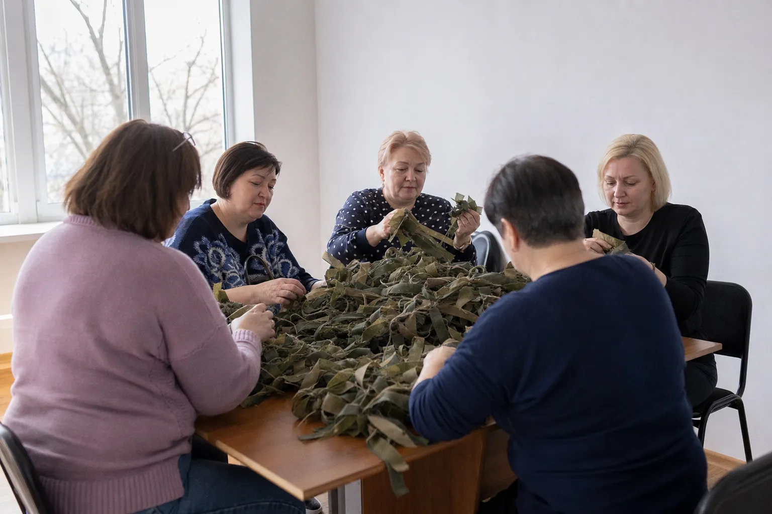 Брянские соцработники передали бойцам 58 браслетов